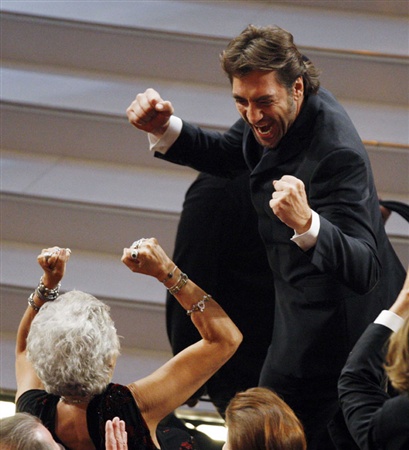 Javier Bardem celebra con su madre Oscar